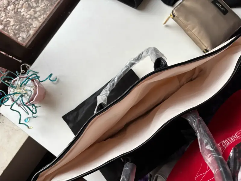 Bolso tote Michael Kors Parfums beige y negro - 3
