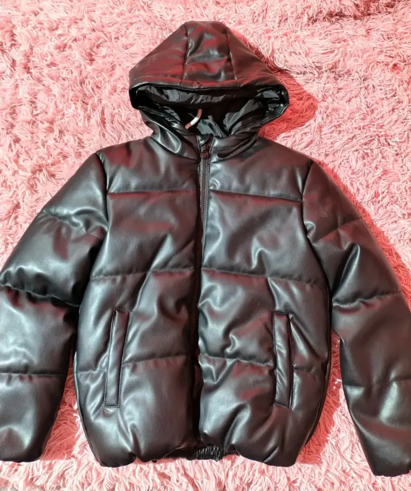Chaqueta acolchada negra con capucha para niña