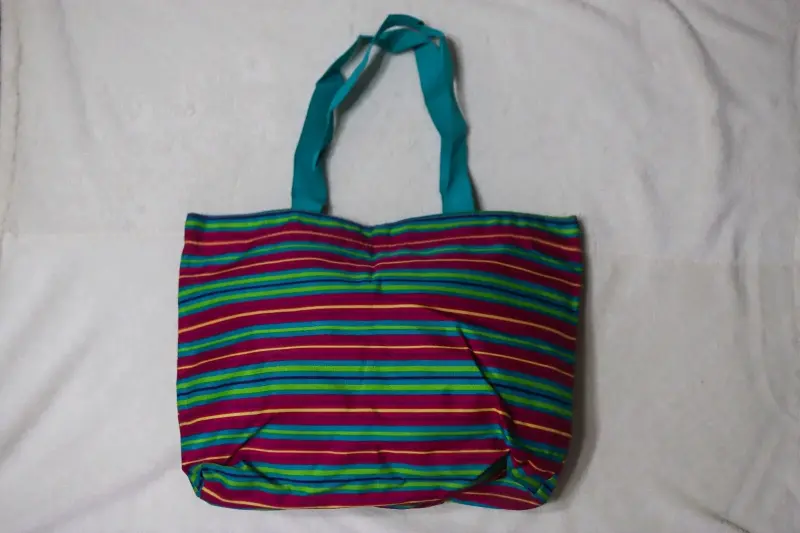 Bolso de tela multicolor con asas largas - 1