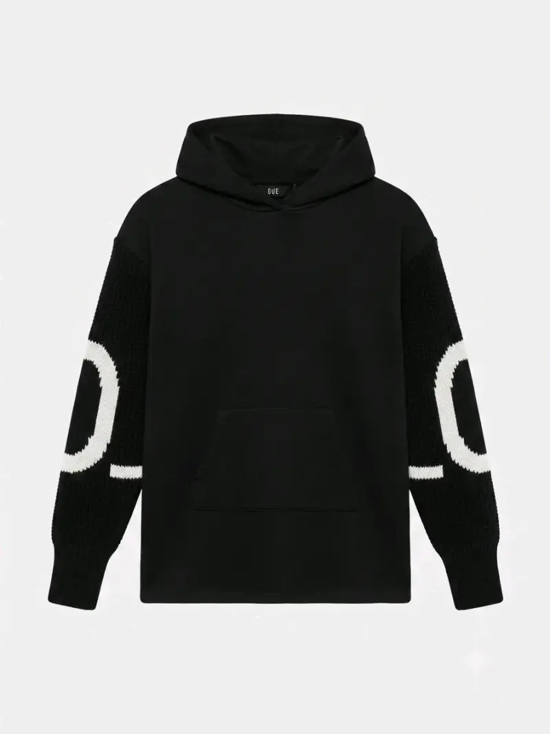 Polerón negro con capucha y diseño en mangas