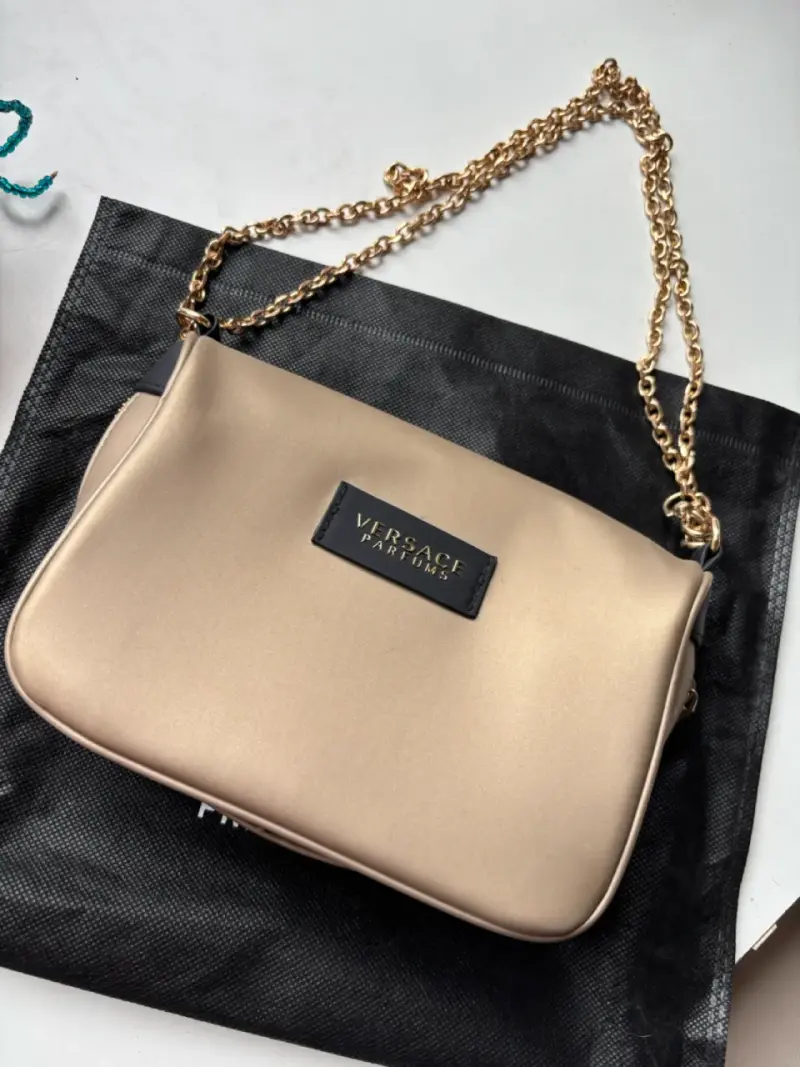 Cartera Versace Parfums Beige con Cadena Dorada - 1