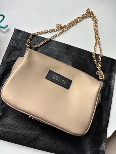 Cartera Versace Parfums Beige con Cadena Dorada - miniatura 1