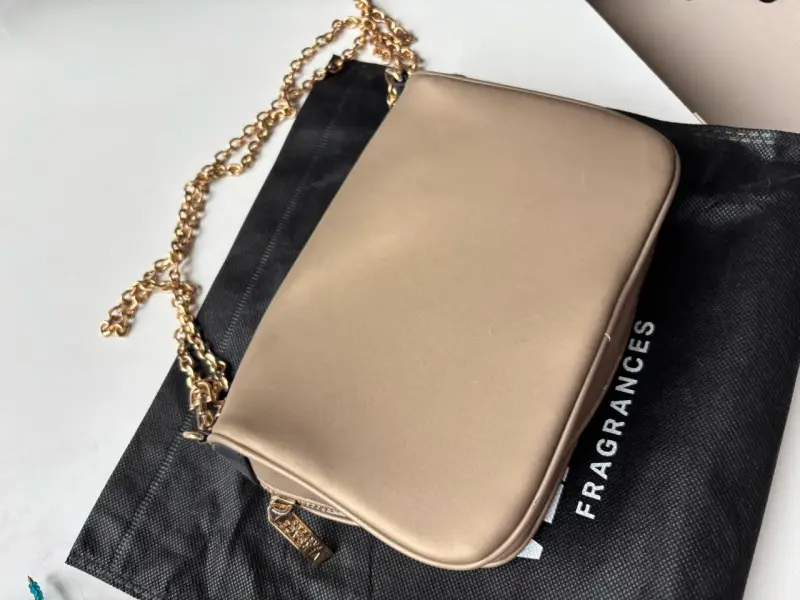 Cartera Versace Parfums Beige con Cadena Dorada - 2