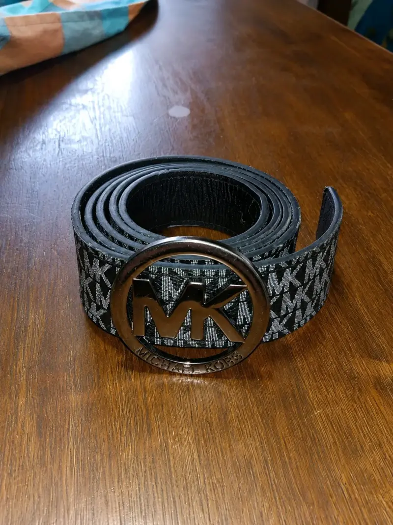 Cinturón Michael Kors negro con logo metálico - 1