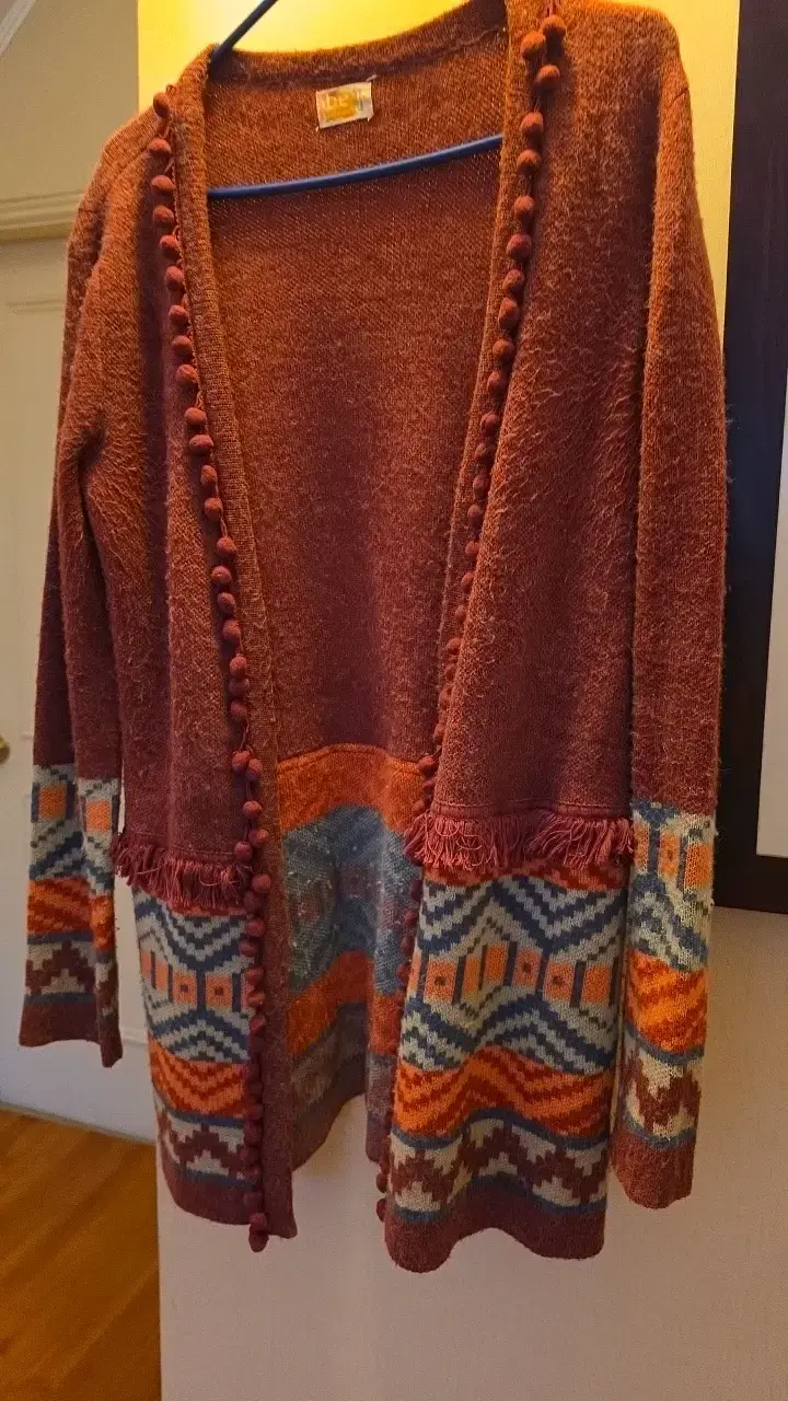 Cardigan tejido con diseño étnico y pompones