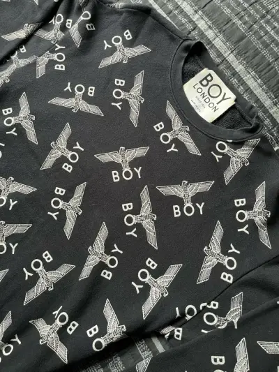 Polerón Negro Boy London con Diseño de Águilas - miniatura 3