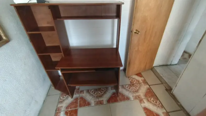 Escritorio de madera + ropero de madera - 1