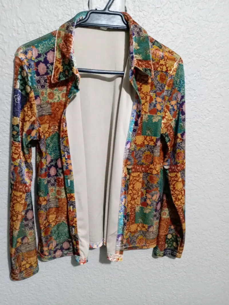 Camisa vintage de mujer con estampado colorido - 2