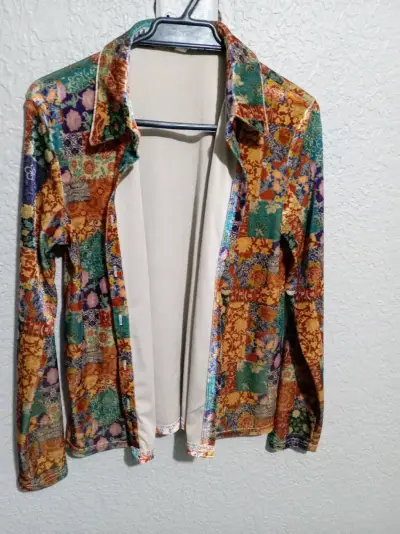Camisa vintage de mujer con estampado colorido - miniatura 2