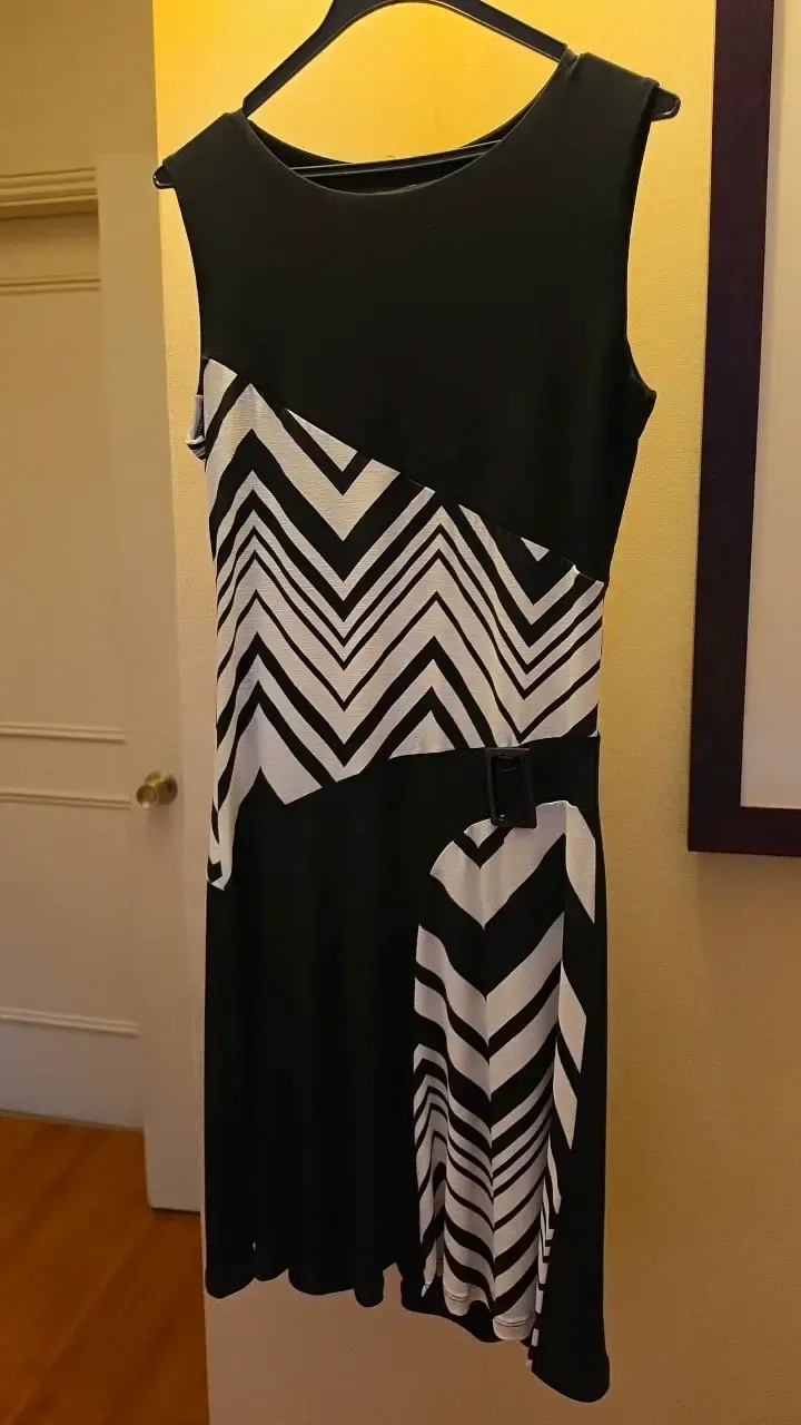 Vestido negro con diseño geométrico Caloem