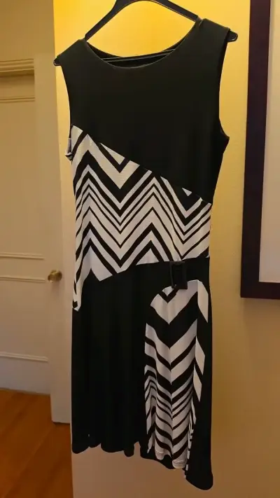 Vestido negro con diseño geométrico Caloem - miniatura 1
