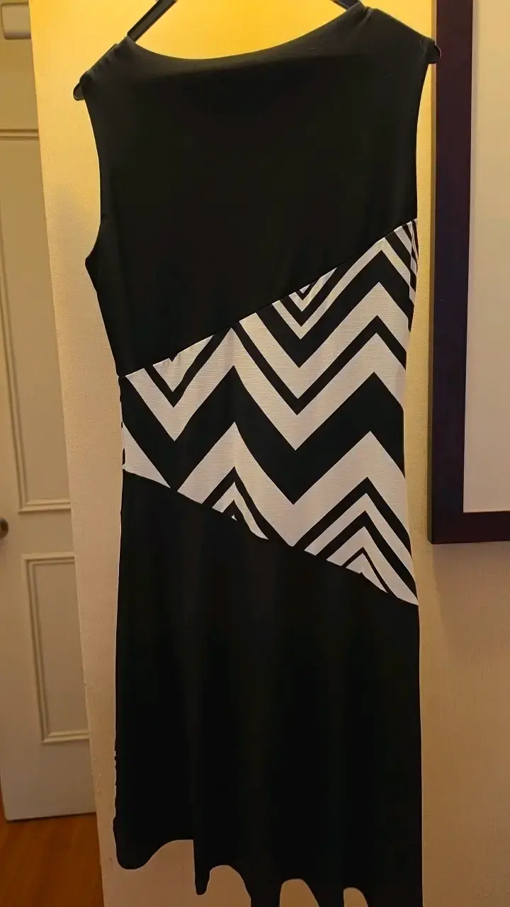 Vestido negro con diseño geométrico Caloem - 2