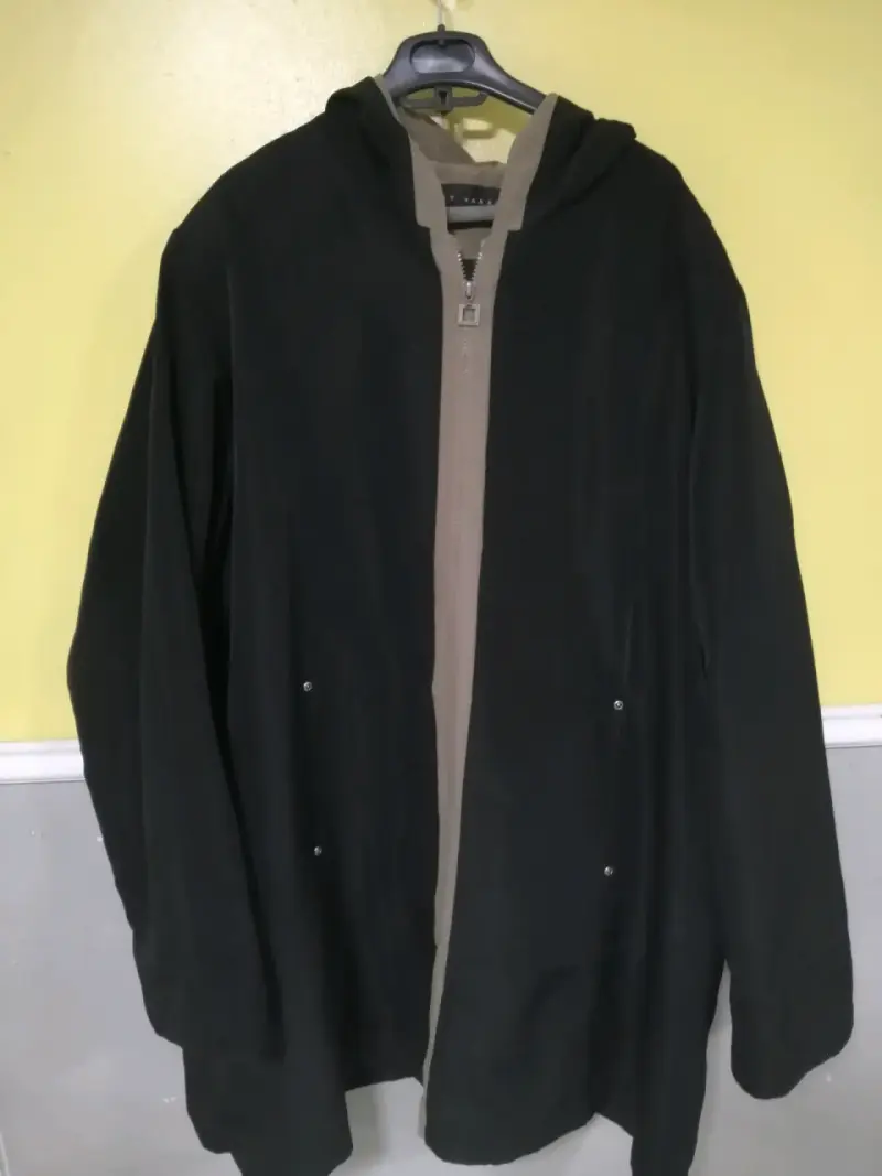 Chaqueta negra con capucha para hombre - 1