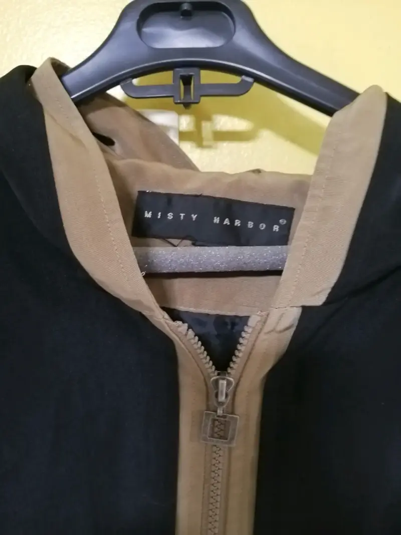 Chaqueta negra con capucha para hombre - 2