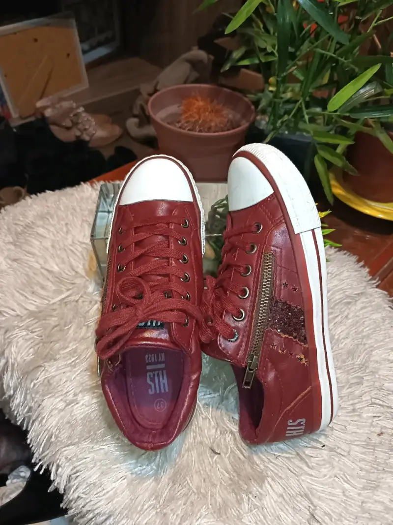 Zapatillas bordó con cierre lateral - 3