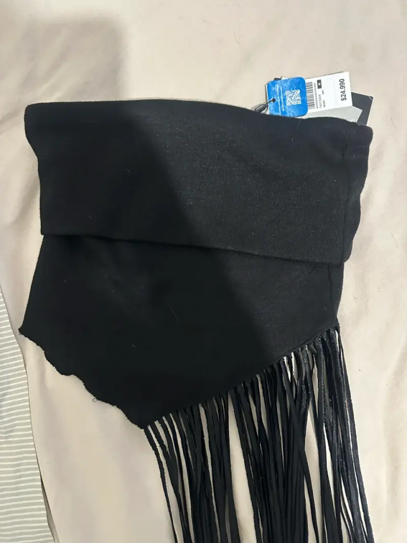 top negro con flecos estilo bohemio