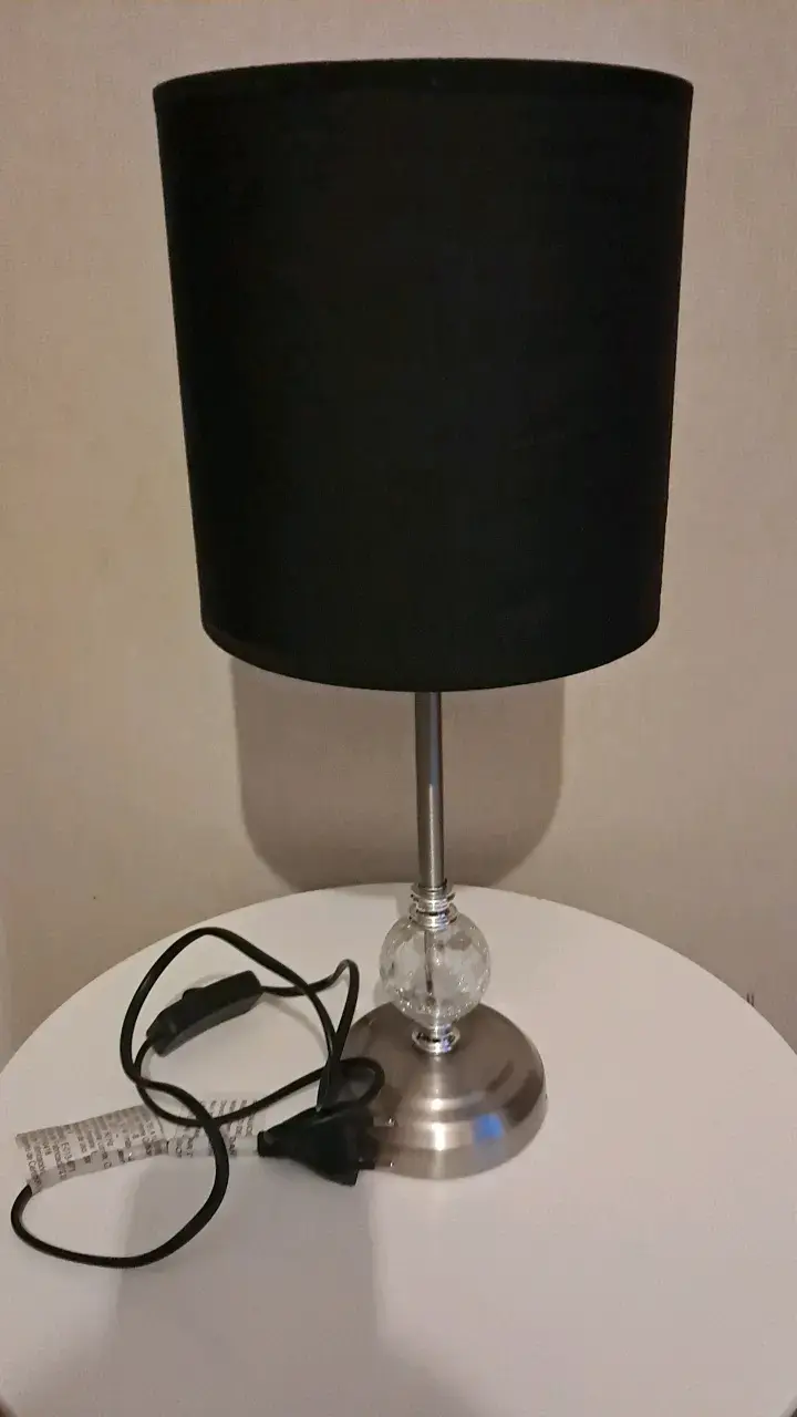 Lámpara de mesa con pantalla negra y base metálica