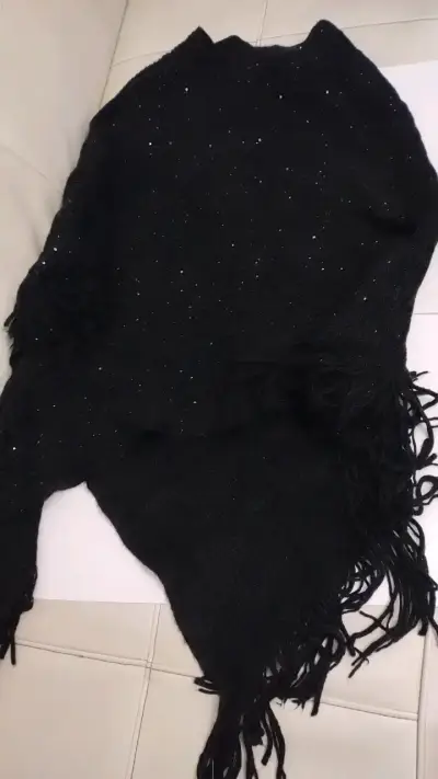 Poncho negro con flecos y detalles brillantes - miniatura 1