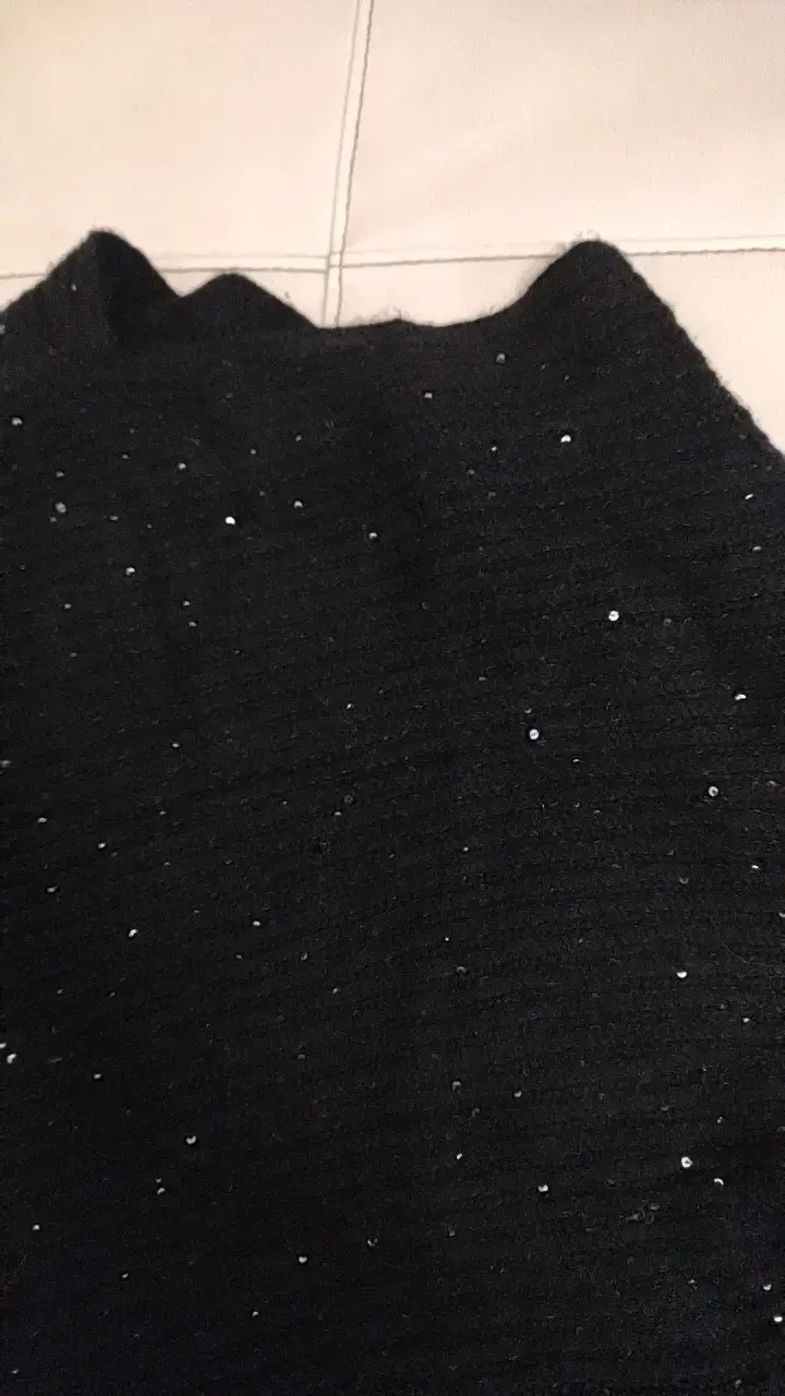 Poncho negro con flecos y detalles brillantes - 2