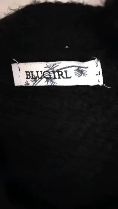 Poncho negro con flecos y detalles brillantes - miniatura 5