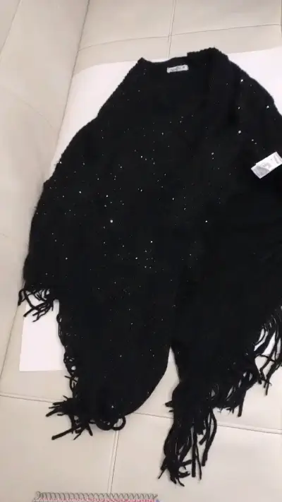 Poncho negro con flecos y detalles brillantes - miniatura 6