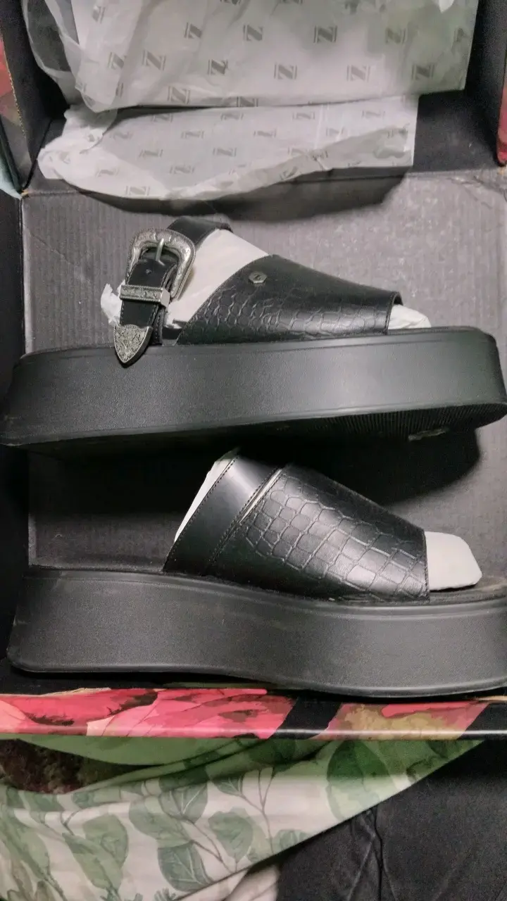 Sandalias negras con plataforma y hebilla