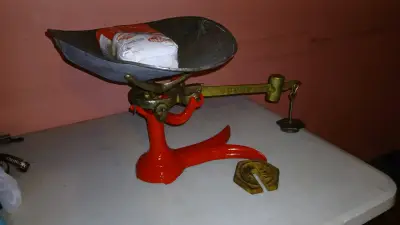 Balanza antigua de hierro fundido roja - miniatura 1