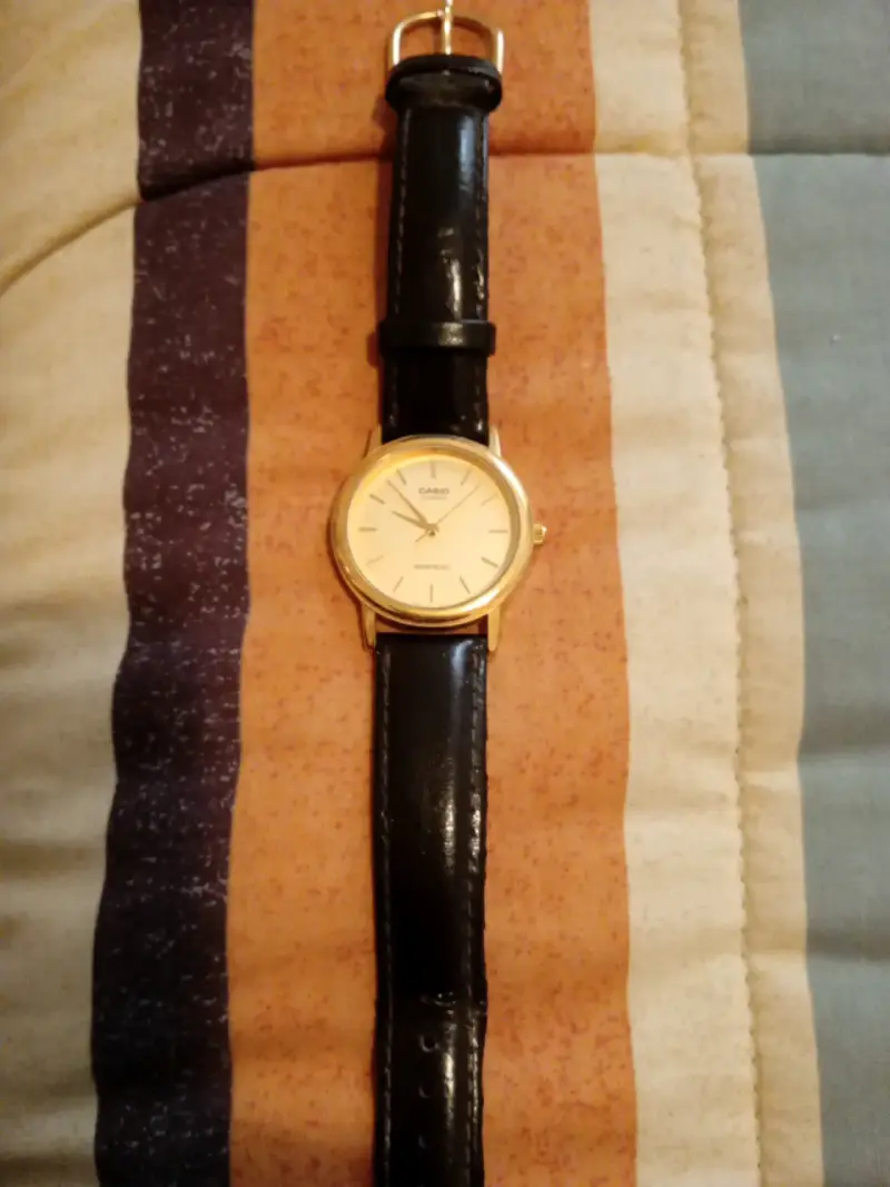Reloj Casio dorado con correa cafe