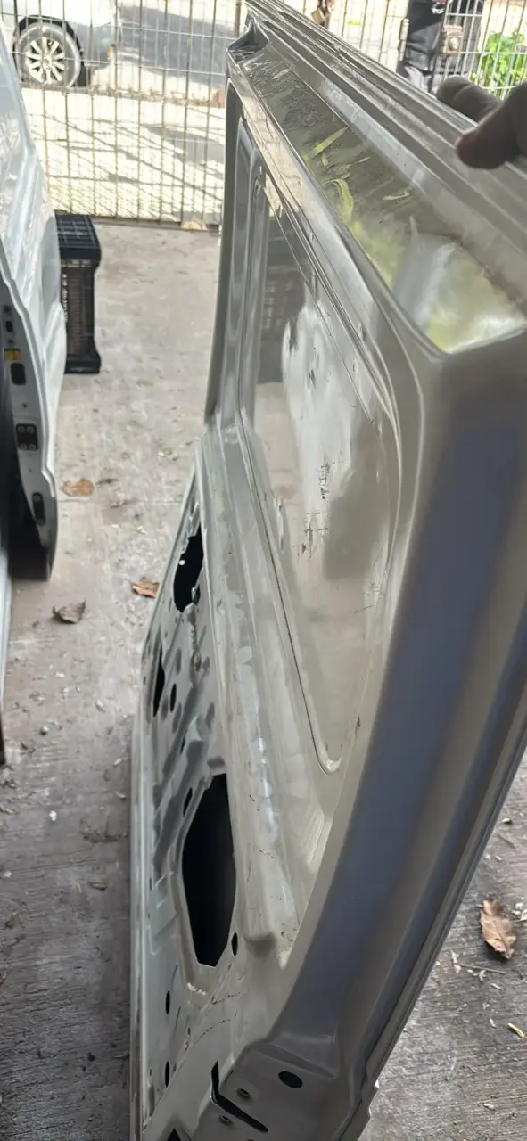 Puerta trasera de vehículo blanca Baic Plus 2018 - 1
