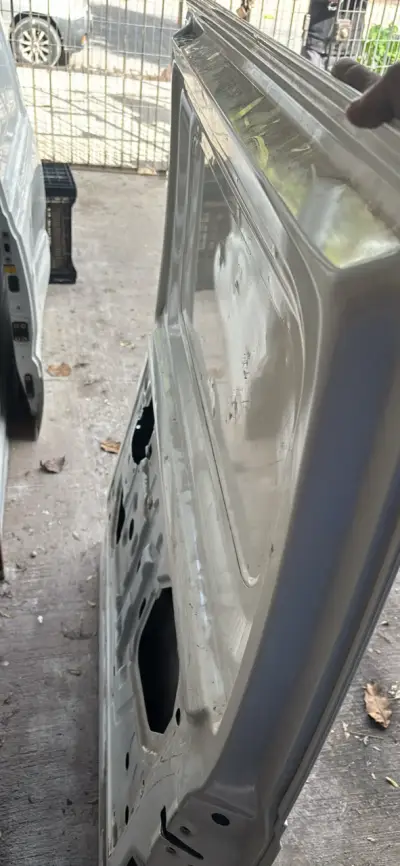 Puerta trasera de vehículo blanca Baic Plus 2018 - miniatura 1