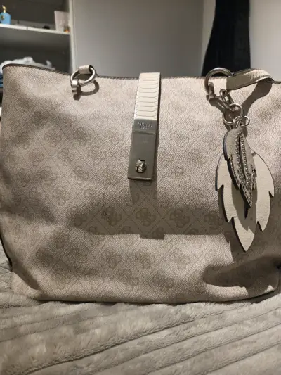 Bolso tomen, Guess beige con charm decorativo - miniatura 1