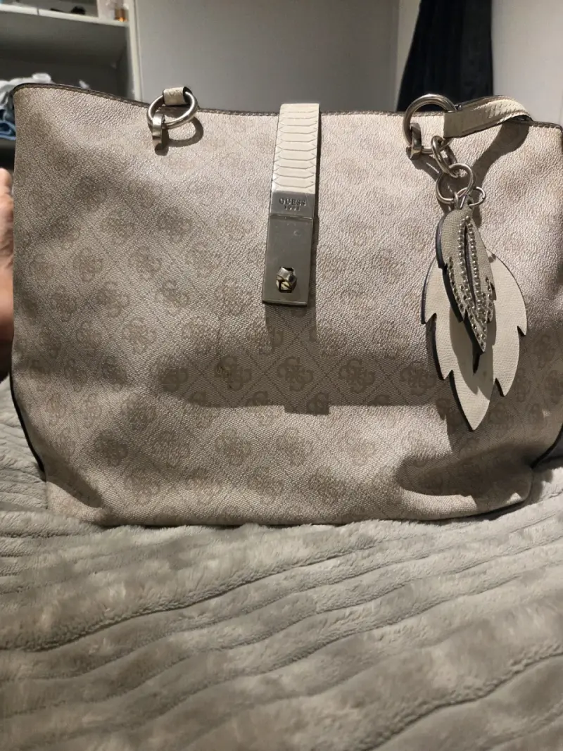 Bolso tomen, Guess beige con charm decorativo - 3