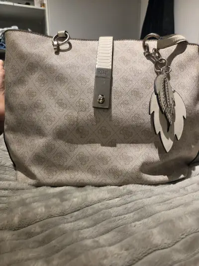 Bolso tomen, Guess beige con charm decorativo - miniatura 3