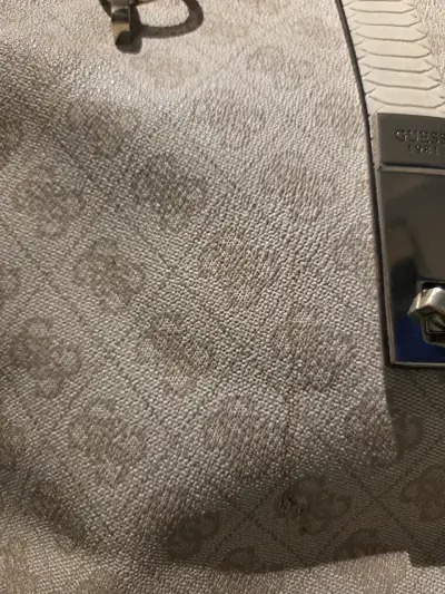 Bolso tomen, Guess beige con charm decorativo - miniatura 4
