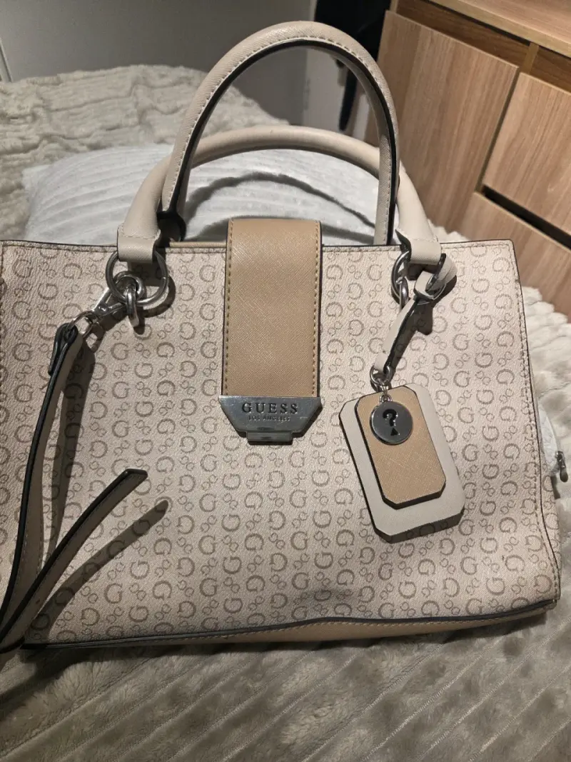 Bolso de mano Guess palo rosa, con diseño elegante - 1