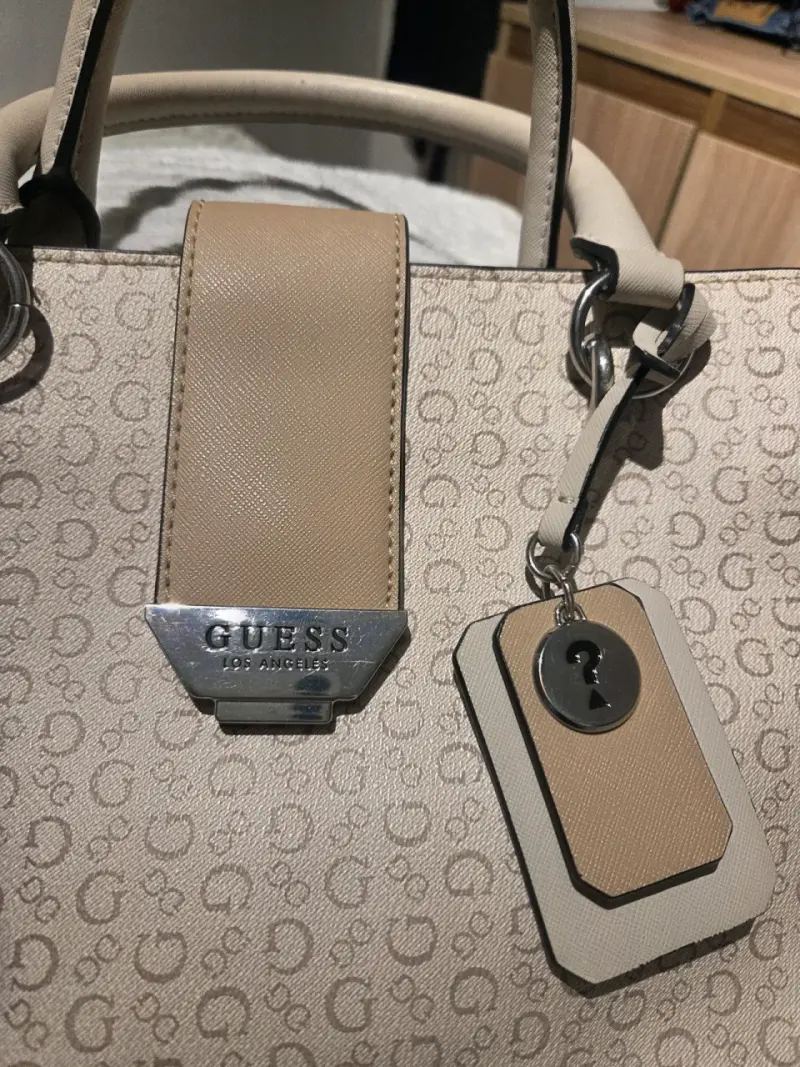 Bolso de mano Guess palo rosa, con diseño elegante - 2