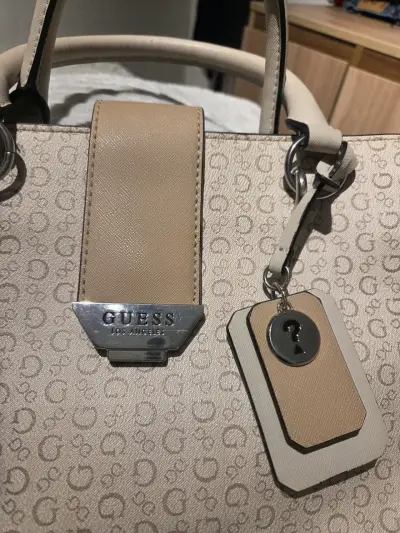 Bolso de mano Guess palo rosa, con diseño elegante - miniatura 2