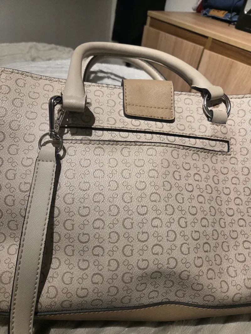 Bolso de mano Guess palo rosa, con diseño elegante - 3