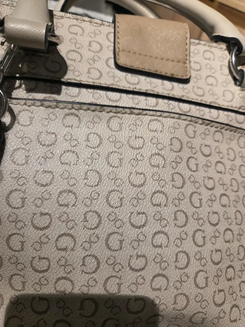 Bolso de mano Guess palo rosa, con diseño elegante - 4