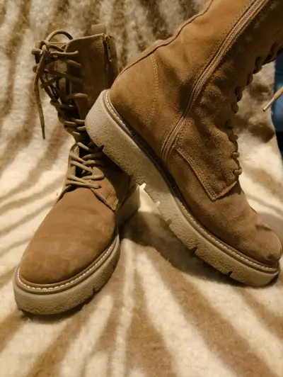 Botas de gamuza marrón con suela gruesa - miniatura 1