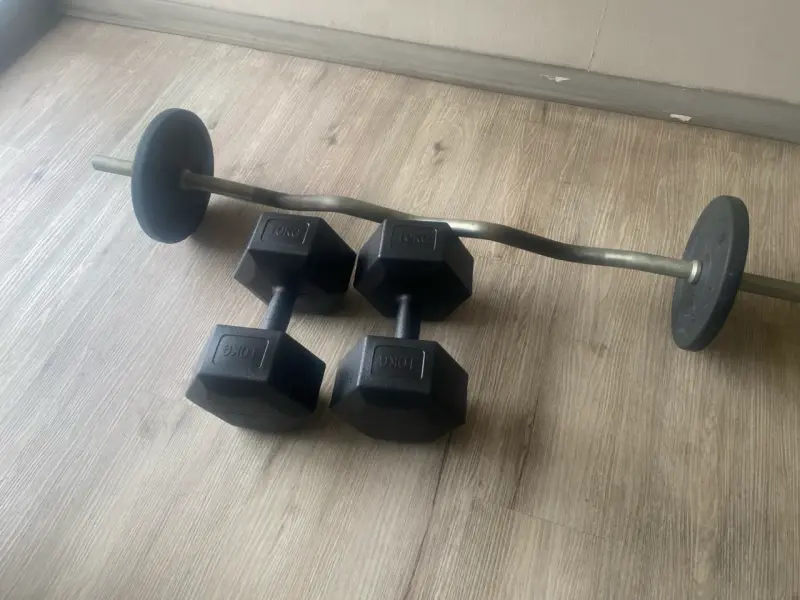 Set de pesas y barra para entrenamiento