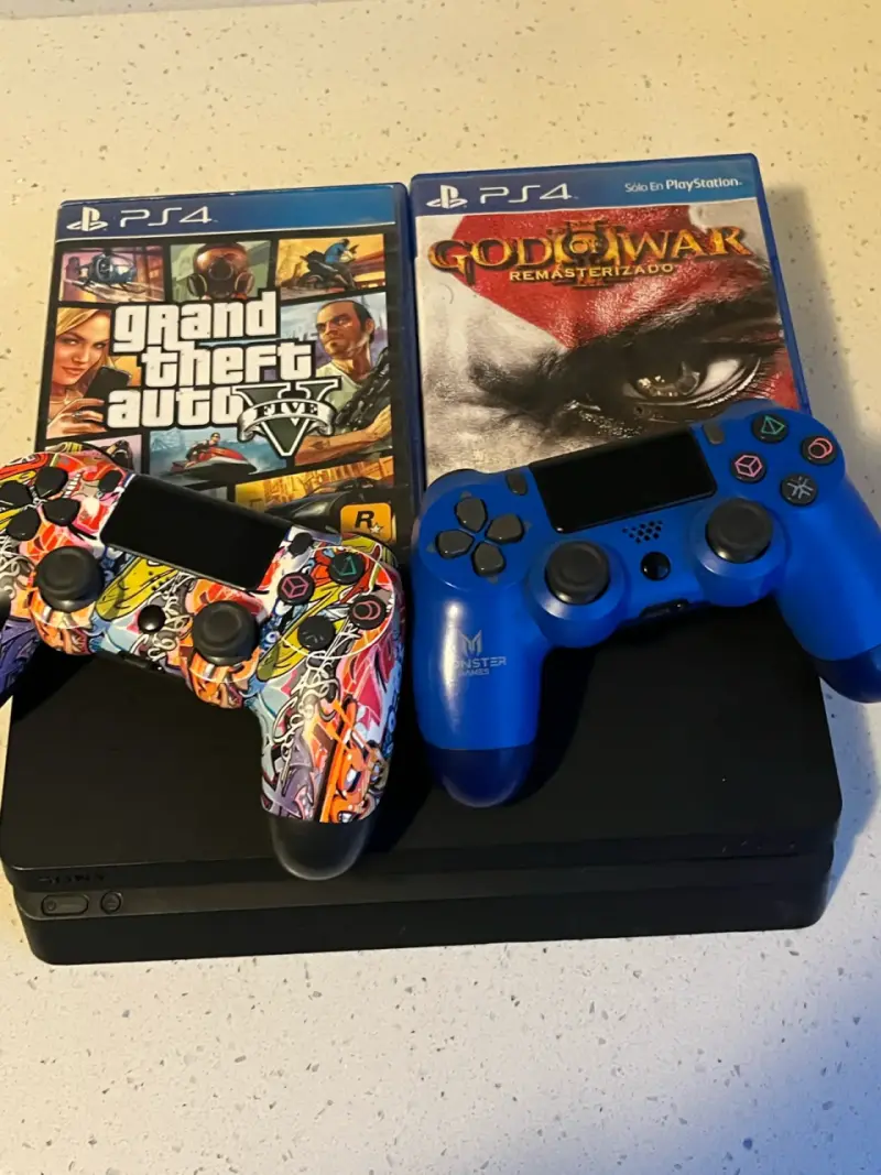Consola PS4 con dos controles y juegos GTA V y GoW - 1