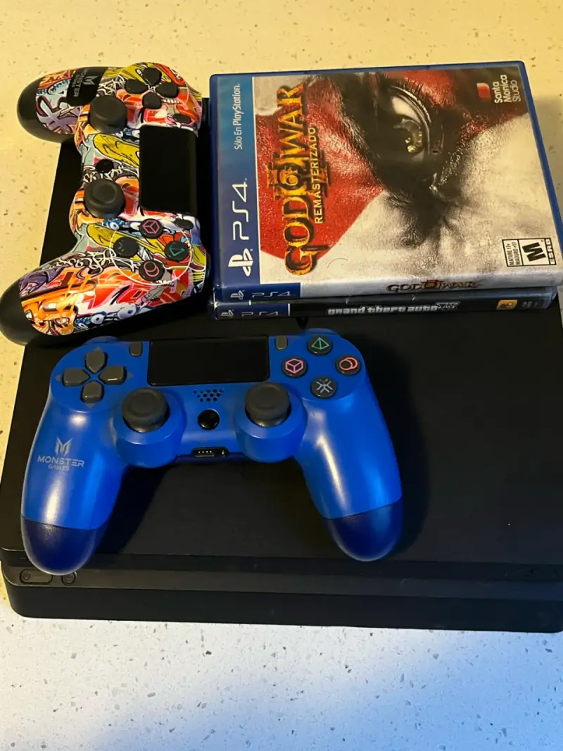 Consola PS4 con dos controles y juegos GTA V y GoW - 2
