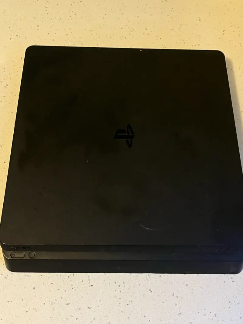 Consola PS4 con dos controles y juegos GTA V y GoW - 3