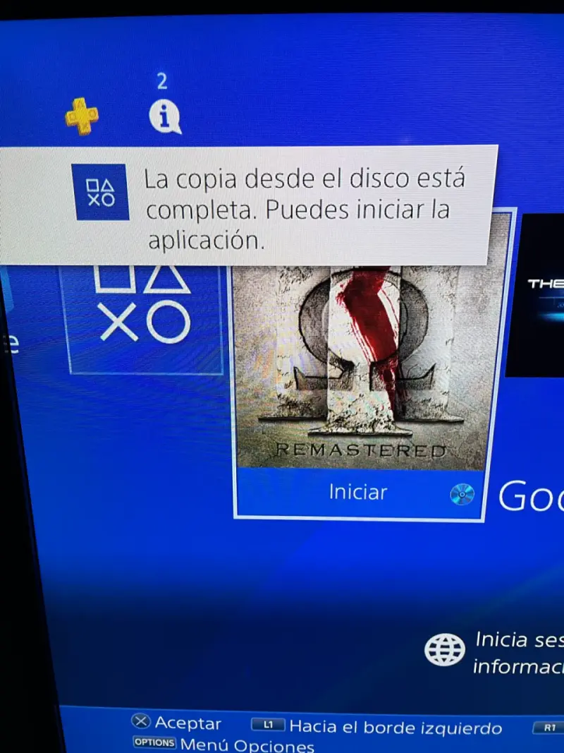 Consola PS4 con dos controles y juegos GTA V y GoW - 4