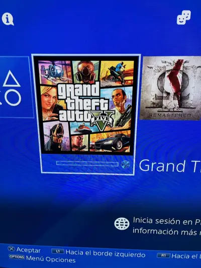 Consola PS4 con dos controles y juegos GTA V y GoW - miniatura 5