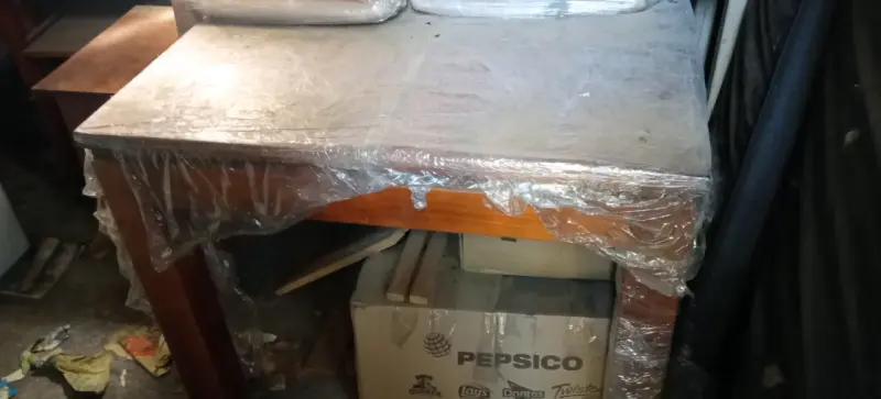 Mesa de madera con sillas envueltas - 1