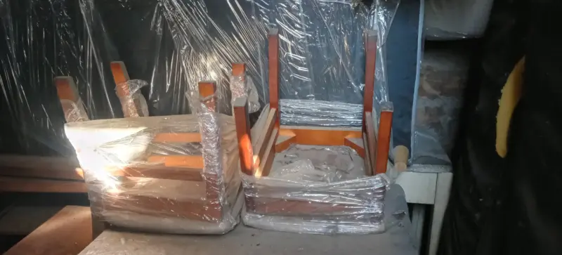Mesa de madera con sillas envueltas - 2