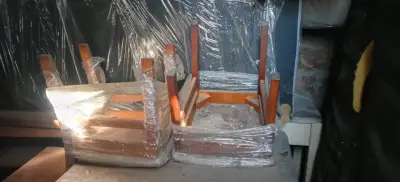Mesa de madera con sillas envueltas - miniatura 2