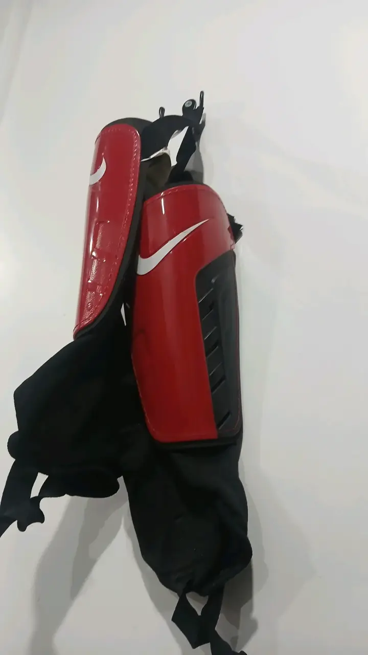 Canilleras Nike rojas para fútbol - 1
